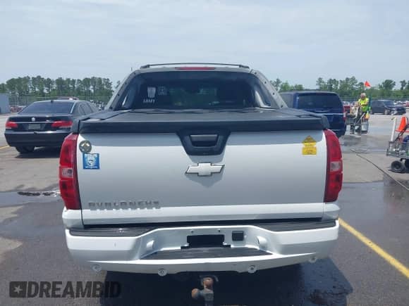 2007 Chevrolet Avalanche 2LT z VIN 3GNEC12J17G147854, wystawiony jako IAAI lot #42273574 z przebiegiem 306 061 mil mil oraz . Historia ofert i sprzedaży dostępna na DreamBid. Obrazek 16.