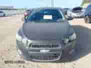 2014 Chevrolet Sonic LT z VIN 1G1JD6SH8E4224107, wystawiony jako IAAI lot #43370286 z przebiegiem 163 665 mil mil oraz . Historia ofert i sprzedaży dostępna na DreamBid. Obrazek 12.
