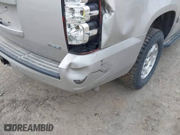 2008 Chevrolet Suburban 2LT z VIN 3GNFK16318G264001, wystawiony jako IAAI lot #42100596 z przebiegiem 318 296 mil mil oraz . Historia ofert i sprzedaży dostępna na DreamBid. Obrazek 13.