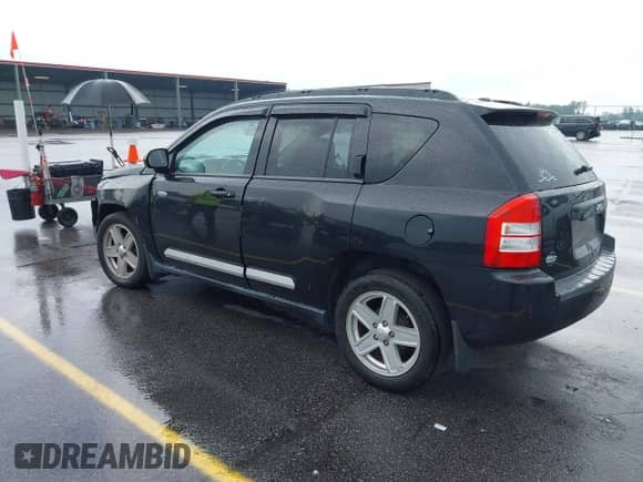 2010 Jeep Compass Sport z VIN 1J4NT1FB6AD638222, wystawiony jako IAAI lot #42076051 z przebiegiem 201 986 mil mil oraz . Historia ofert i sprzedaży dostępna na DreamBid. Obrazek 3.