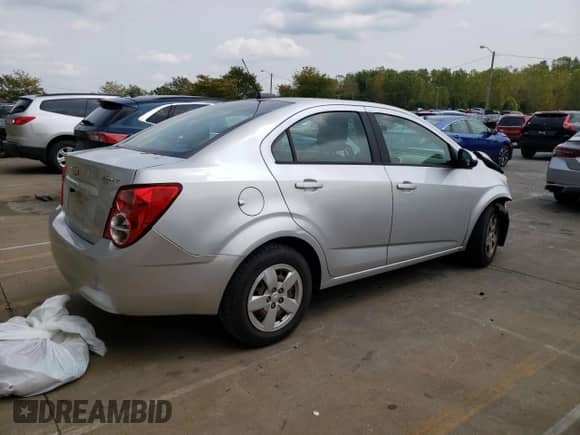 2015 Chevrolet Sonic LS с VIN 1G1JA5SH4F4139544, выставлен на аукционе Copart как лот 71814525 с пробегом 124 060 миль миль и Списание • Salvage title. История ставок и продаж доступна на DreamBid. Изображение 3.