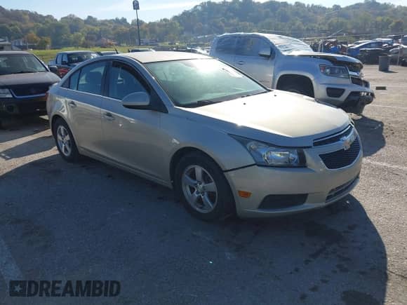 2014 Chevrolet Cruze 1LT z VIN 1G1PC5SB5E7341841, wystawiony jako IAAI lot #43574877 z przebiegiem 113 006 mil mil oraz . Historia ofert i sprzedaży dostępna na DreamBid. Obrazek 1.