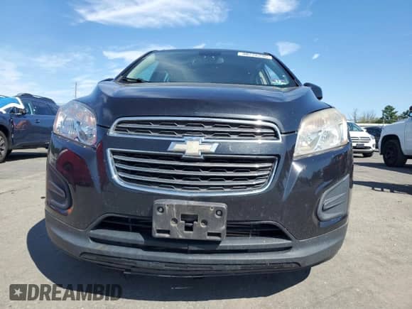 2015 Chevrolet Trax LS z VIN 3GNCJKSB7FL199765, wystawiony jako Copart lot #80226295 z przebiegiem 109 198 mil mil oraz Czysty tytuł • Clean title. Historia ofert i sprzedaży dostępna na DreamBid. Obrazek 5.