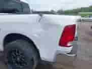 2018 Ram 1500 Big Horn z VIN 1C6RR7LG8JS258214, wystawiony jako IAAI lot #41983843 z przebiegiem 83 929 mil mil oraz . Historia ofert i sprzedaży dostępna na DreamBid. Obrazek 17.