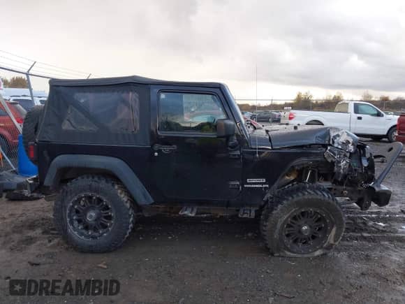 2014 Jeep Wrangler Sport z VIN 1C4AJWAG1EL327481, wystawiony jako IAAI lot #43527216 z przebiegiem 162 278 mil mil oraz . Historia ofert i sprzedaży dostępna na DreamBid. Obrazek 14.