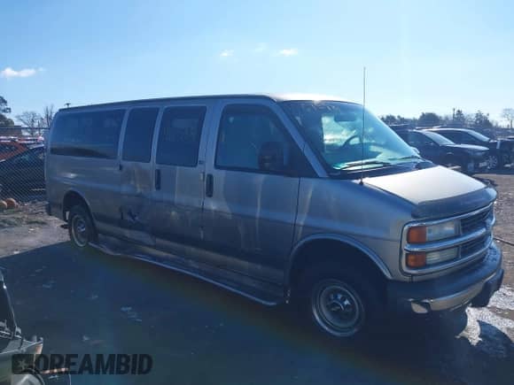 2002 Chevrolet Express z VIN 1GAGG29R821215025, wystawiony jako IAAI lot #41615874 z przebiegiem 195 769 mil mil oraz . Historia ofert i sprzedaży dostępna na DreamBid. Obrazek 13.