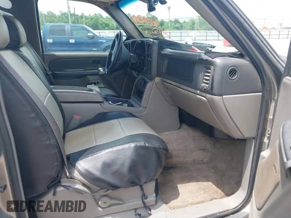 2004 Chevrolet Suburban LT z VIN 1GNEC16Z74J107885, wystawiony jako IAAI lot #42819001 z przebiegiem 232 389 mil mil oraz . Historia ofert i sprzedaży dostępna na DreamBid. Obrazek 5.