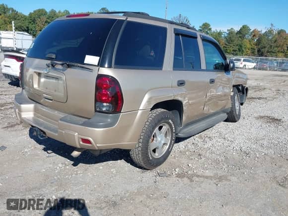 2006 Chevrolet TrailBlazer LT z VIN 1GNDS13SX62202394, wystawiony jako IAAI lot #43436574 z przebiegiem 162 902 mil mil oraz . Historia ofert i sprzedaży dostępna na DreamBid. Obrazek 4.