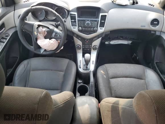 2015 Chevrolet Cruze LS z VIN 1G1PA5SH3F7172284, wystawiony jako Copart lot #80956135 z przebiegiem 241 571 mil mil oraz Szkoda całkowita • Salvage title. Historia ofert i sprzedaży dostępna na DreamBid. Obrazek 8.