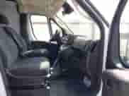 2023 Ram ProMaster Cargo z VIN 3C6LRVDG1PE535614, wystawiony jako IAAI lot #43086398 z przebiegiem 58 721 mil mil oraz . Historia ofert i sprzedaży dostępna na DreamBid. Obrazek 5.