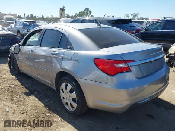 2014 Chrysler 200 LX с VIN 1C3CCBAB8EN237320, выставлен на аукционе IAAI как лот 43551760 с пробегом 130 648 миль миль и . История ставок и продаж доступна на DreamBid. Изображение 3.