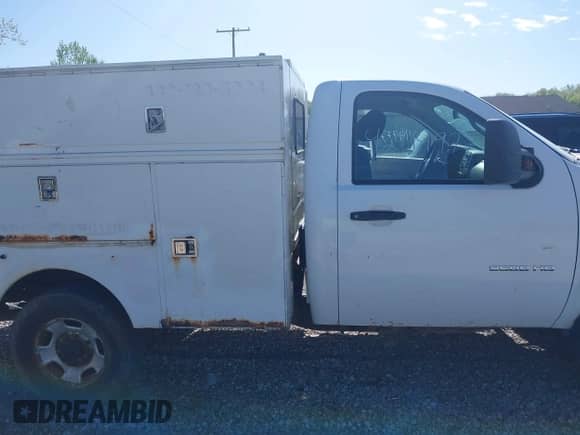 2011 Chevrolet Silverado 2500HD Work Truck z VIN 1GB0KVCG1BF190914, wystawiony jako IAAI lot #42114977 z przebiegiem 296 822 mil mil oraz . Historia ofert i sprzedaży dostępna na DreamBid. Obrazek 13.