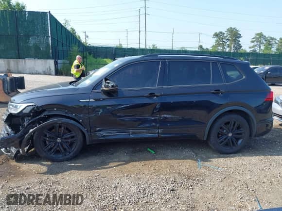 2022 Volkswagen Tiguan SE R-Line Black with VIN 3VV8B7AX6NM051090, listed as a IAAI auction lot 42522563 with 105,087 mi miles and . Bid and sale history available at DreamBid. Image 13.