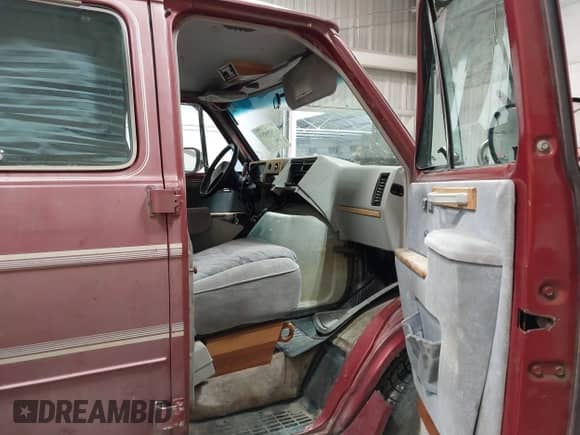 1992 Chevrolet Chevy Van with VIN 1GBEG25K9N7122995, listed as a IAAI auction lot 42939853 with 140,765 mi miles and . Bid and sale history available at DreamBid. Image 5.