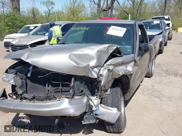 2001 Chevrolet S-10 z VIN 1GCCS14501K114427, wystawiony jako IAAI lot #42051485 z przebiegiem 115 321 mil mil oraz . Historia ofert i sprzedaży dostępna na DreamBid. Obrazek 2.