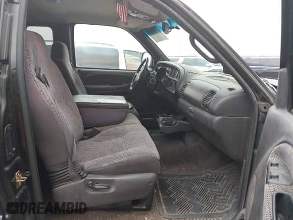 1999 Dodge 1500 z VIN 3B7HF13Z6XM543409, wystawiony jako IAAI lot #42737088 z przebiegiem 193 636 mil mil oraz . Historia ofert i sprzedaży dostępna na DreamBid. Obrazek 5.