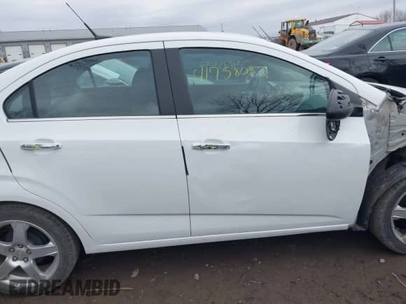 2013 Chevrolet Sonic LTZ z VIN 1G1JE5SB6D4105019, wystawiony jako IAAI lot #41758082 z przebiegiem 172 128 mil mil oraz . Historia ofert i sprzedaży dostępna na DreamBid. Obrazek 13.