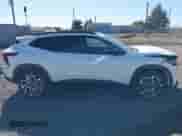 2025 Chevrolet Trax 2RS z VIN KL77LJEP6SC086494, wystawiony jako IAAI lot #43288023 z przebiegiem 1 989 mil mil oraz . Historia ofert i sprzedaży dostępna na DreamBid. Obrazek 14.