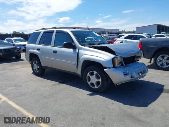 2007 Chevrolet TrailBlazer LT z VIN 1GNDS13SX72216944, wystawiony jako IAAI lot #41802137 z przebiegiem 144 867 mil mil oraz . Historia ofert i sprzedaży dostępna na DreamBid. Obrazek 1.