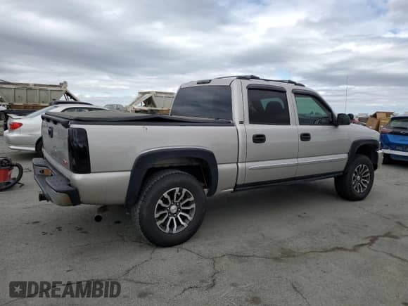 2005 GMC Sierra 1500 SLE z VIN 2GTEK13T151150626, wystawiony jako Copart lot #84979765 z przebiegiem 148 078 mil mil oraz Czysty tytuł • Clean title. Historia ofert i sprzedaży dostępna na DreamBid. Obrazek 3.