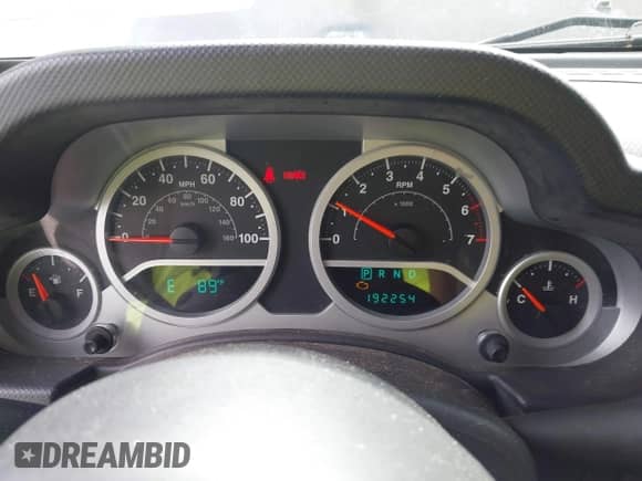 2007 Jeep Wrangler Unlimited Sahara z VIN 1J8GA59187L104774, wystawiony jako IAAI lot #42485359 z przebiegiem 192 254 mil mil oraz . Historia ofert i sprzedaży dostępna na DreamBid. Obrazek 7.