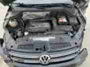 2013 Volkswagen Tiguan SE z VIN WVGAV3AX8DW059220, wystawiony jako Copart lot #49921455 z przebiegiem 138 666 mil mil oraz Szkoda całkowita • Salvage title. Historia ofert i sprzedaży dostępna na DreamBid. Obrazek 12.