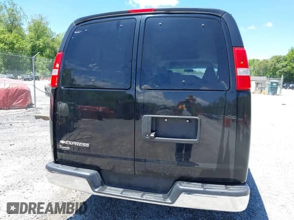 2018 Chevrolet Express Passenger LT z VIN 1GAZGPFG2J1320909, wystawiony jako IAAI lot #42332001 z przebiegiem 89 732 mil mil oraz . Historia ofert i sprzedaży dostępna na DreamBid. Obrazek 17.