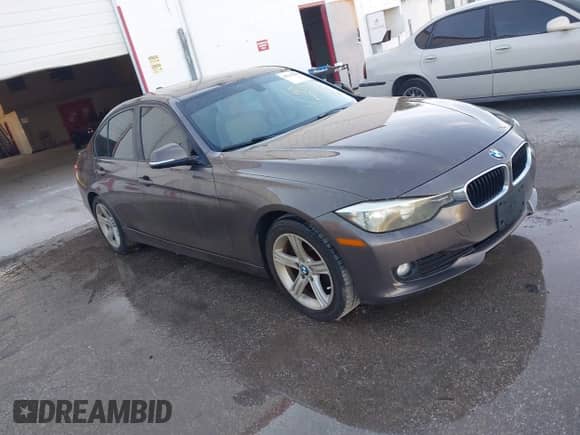 2014 BMW 3 Series 320i с VIN WBA3B1C53EK132425, выставлен на аукционе IAAI как лот 43211383 с пробегом 137 663 миль миль и . История ставок и продаж доступна на DreamBid. Изображение 1.