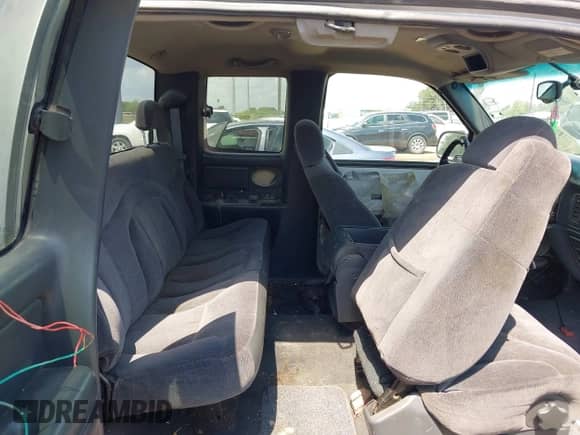 2000 GMC Sierra 1500 SLE z VIN 1GTEK19T1YE112971, wystawiony jako IAAI lot #42974386 z przebiegiem 309 981 mil mil oraz . Historia ofert i sprzedaży dostępna na DreamBid. Obrazek 8.