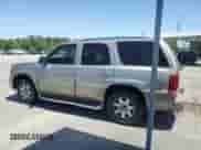 2002 Cadillac Escalade z VIN 1GYEC63T92R172834, wystawiony jako Copart lot #53606245 z przebiegiem 310 791 mil mil oraz Szkoda całkowita • Salvage title. Historia ofert i sprzedaży dostępna na DreamBid. Obrazek 2.