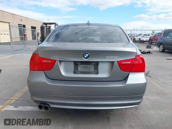 2010 BMW 3 Series 328i с VIN WBAPH7G53ANM48168, выставлен на аукционе IAAI как лот 43354207 с пробегом 143 446 миль миль и . История ставок и продаж доступна на DreamBid. Изображение 16.