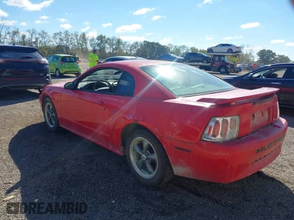 2002 Ford Mustang Standard z VIN 1FAFP40422F141786, wystawiony jako IAAI lot #43421875 z przebiegiem 234 526 mil mil oraz . Historia ofert i sprzedaży dostępna na DreamBid. Obrazek 3.