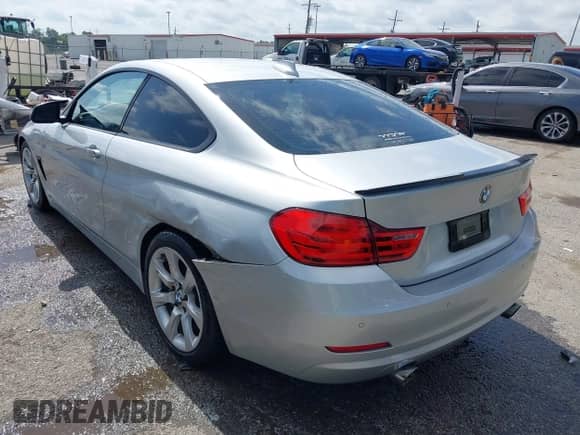 2014 BMW 4 Series 435i z VIN WBA3R1C52EK191381, wystawiony jako IAAI lot #42257612 z przebiegiem 161 112 mil mil oraz . Historia ofert i sprzedaży dostępna na DreamBid. Obrazek 3.