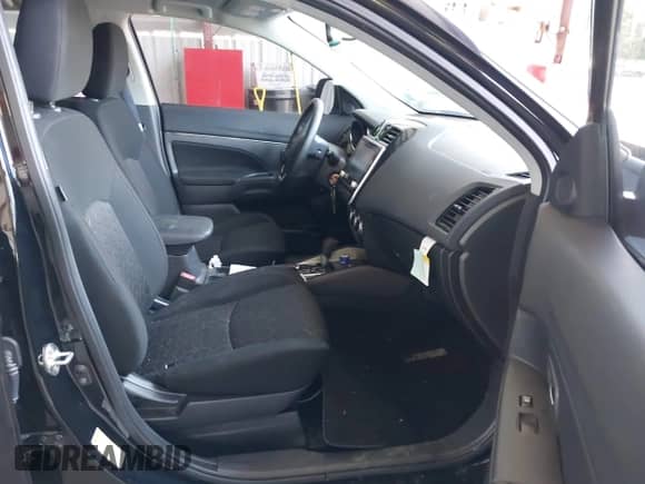 2023 Mitsubishi Outlander ES z VIN JA4ARUAU9PU013541, wystawiony jako IAAI lot #42392348 z przebiegiem 27 760 mil mil oraz . Historia ofert i sprzedaży dostępna na DreamBid. Obrazek 5.