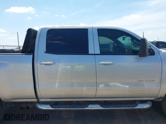 2015 Chevrolet Silverado 2500HD LT z VIN 1GC1KVEG7FF501135, wystawiony jako IAAI lot #42374401 z przebiegiem 135 855 mil mil oraz . Historia ofert i sprzedaży dostępna na DreamBid. Obrazek 13.