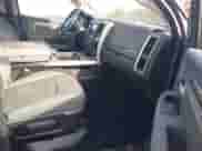 2016 Ram 1500 Lone Star z VIN 1C6RR6LTXGS269635, wystawiony jako IAAI lot #41203227 z przebiegiem 157 077 mil mil oraz . Historia ofert i sprzedaży dostępna na DreamBid. Obrazek 5.