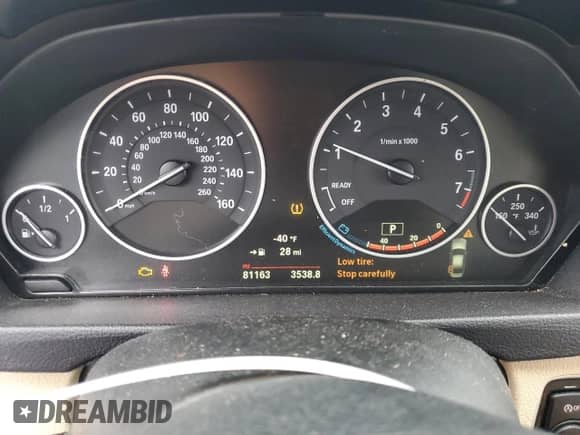 2017 BMW 3 Series 320i xDrive z VIN WBA8E5G55HNU22618, wystawiony jako Copart lot #55769045 z przebiegiem 81 163 mil mil oraz Szkoda całkowita • Salvage title. Historia ofert i sprzedaży dostępna na DreamBid. Obrazek 9.