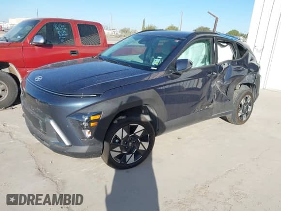 2025 Hyundai Kona SEL с VIN KM8HBCAB3SU241945, выставлен на аукционе IAAI как лот 43505676 с пробегом 28 042 миль миль и . История ставок и продаж доступна на DreamBid. Изображение 2.