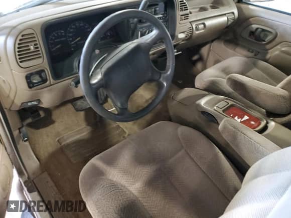 1996 GMC Sierra 1500 z VIN 2GTEC19R3T1500831, wystawiony jako Copart lot #50423235 z przebiegiem 302 075 mil mil oraz Szkoda całkowita • Salvage title. Historia ofert i sprzedaży dostępna na DreamBid. Obrazek 8.