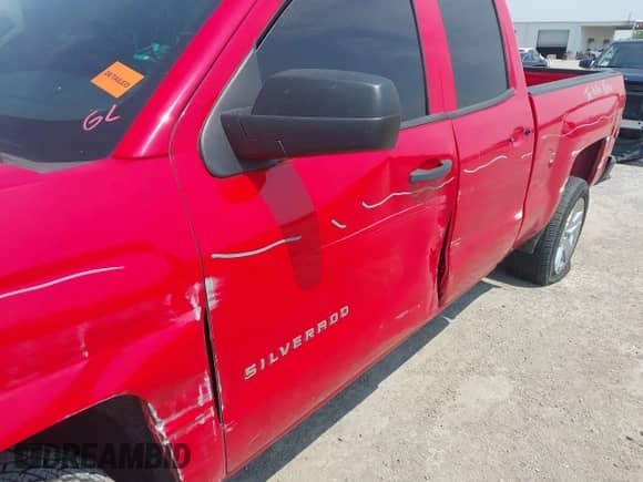 2017 Chevrolet Silverado 1500 Custom с VIN 1GCRCPEC1HZ332692, выставлен на аукционе IAAI как лот 43062790 с пробегом 145 019 миль миль и . История ставок и продаж доступна на DreamBid. Изображение 18.