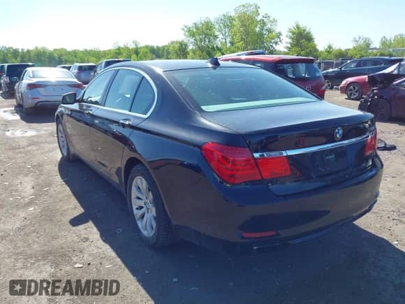 2010 BMW 7 Series 750i xDrive z VIN WBAKC6C50ACL67892, wystawiony jako IAAI lot #42275789 z przebiegiem 168 245 mil mil oraz . Historia ofert i sprzedaży dostępna na DreamBid. Obrazek 3.