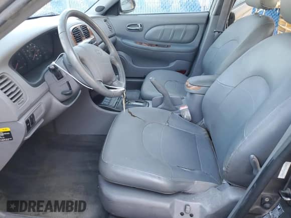 2001 Hyundai Sonata GLS z VIN KMHWF35V21A498000, wystawiony jako Copart lot #47246965 z przebiegiem 111 616 mil mil oraz Szkoda całkowita • Salvage title. Historia ofert i sprzedaży dostępna na DreamBid. Obrazek 7.