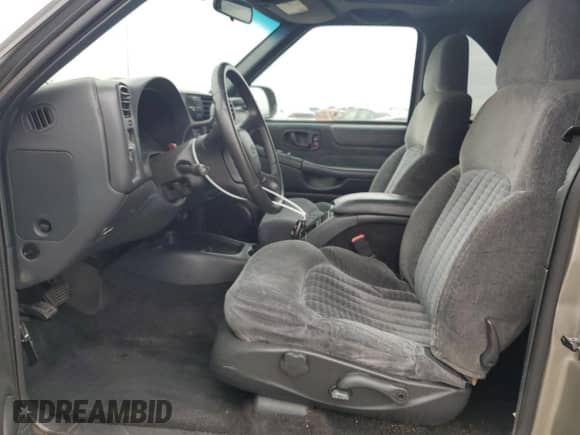 2001 Chevrolet Blazer LS z VIN 1GNCT18W91K167036, wystawiony jako Copart lot #47848415 z przebiegiem 145 278 mil mil oraz Szkoda całkowita • Salvage title. Historia ofert i sprzedaży dostępna na DreamBid. Obrazek 7.