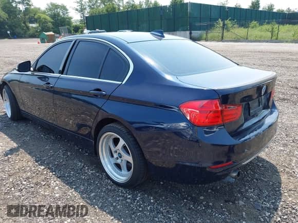 2014 BMW 3 Series 328i xDrive z VIN WBA3B3C51EJ982149, wystawiony jako IAAI lot #42897290 z przebiegiem 130 498 mil mil oraz . Historia ofert i sprzedaży dostępna na DreamBid. Obrazek 3.