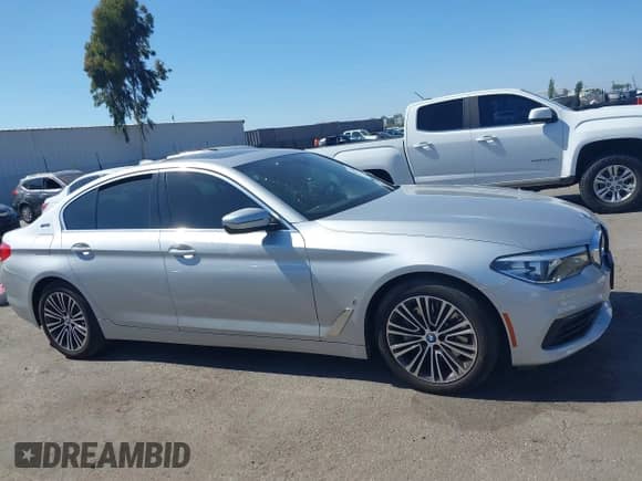 2019 BMW 5 Series 530e xDrive z VIN WBAJB1C52KB376389, wystawiony jako IAAI lot #42918926 z przebiegiem Nie podano mil oraz . Historia ofert i sprzedaży dostępna na DreamBid. Obrazek 13.