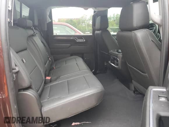 2024 Chevrolet Silverado 3500HD LTZ z VIN 1GC4YUEYXRF318878, wystawiony jako Copart lot #64883684 z przebiegiem 3 837 mil mil oraz Szkoda całkowita • Salvage title. Historia ofert i sprzedaży dostępna na DreamBid. Obrazek 11.