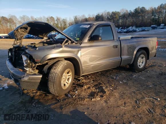 2002 Dodge Dakota z VIN 1B7FL16X52S557179, wystawiony jako Copart lot #42221125 z przebiegiem 176 537 mil mil oraz Szkoda całkowita • Salvage title. Historia ofert i sprzedaży dostępna na DreamBid. Obrazek 1.