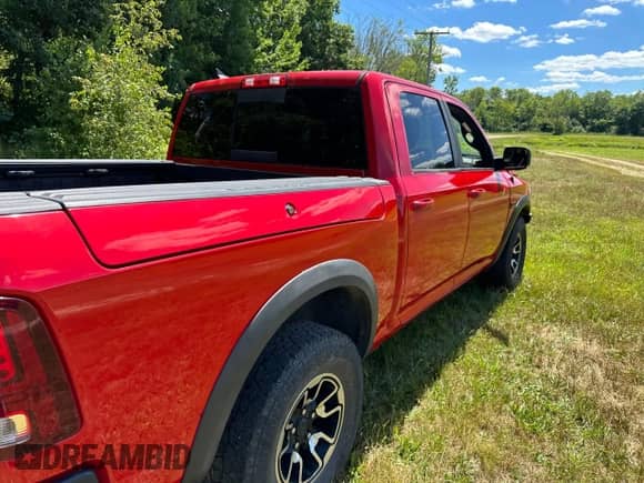 2017 Ram 1500 Rebel z VIN 1C6RR7YT3HS795329, wystawiony jako Copart lot #66280055 z przebiegiem 77 782 mil mil oraz Czysty tytuł • Clean title. Historia ofert i sprzedaży dostępna na DreamBid. Obrazek 4.