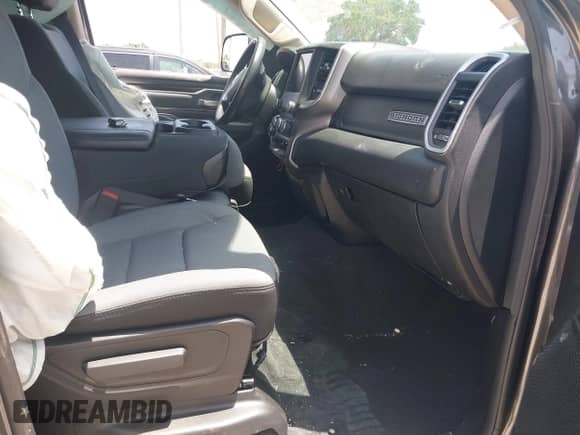 2020 Ram 1500 Big Horn z VIN 1C6RREBT2LN311820, wystawiony jako IAAI lot #42372941 z przebiegiem 26 049 mil mil oraz . Historia ofert i sprzedaży dostępna na DreamBid. Obrazek 5.