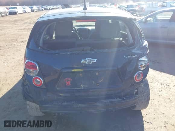 2012 Chevrolet Sonic LS z VIN 1G1JA6SH7C4205215, wystawiony jako IAAI lot #41854630 z przebiegiem 185 416 mil mil oraz . Historia ofert i sprzedaży dostępna na DreamBid. Obrazek 6.